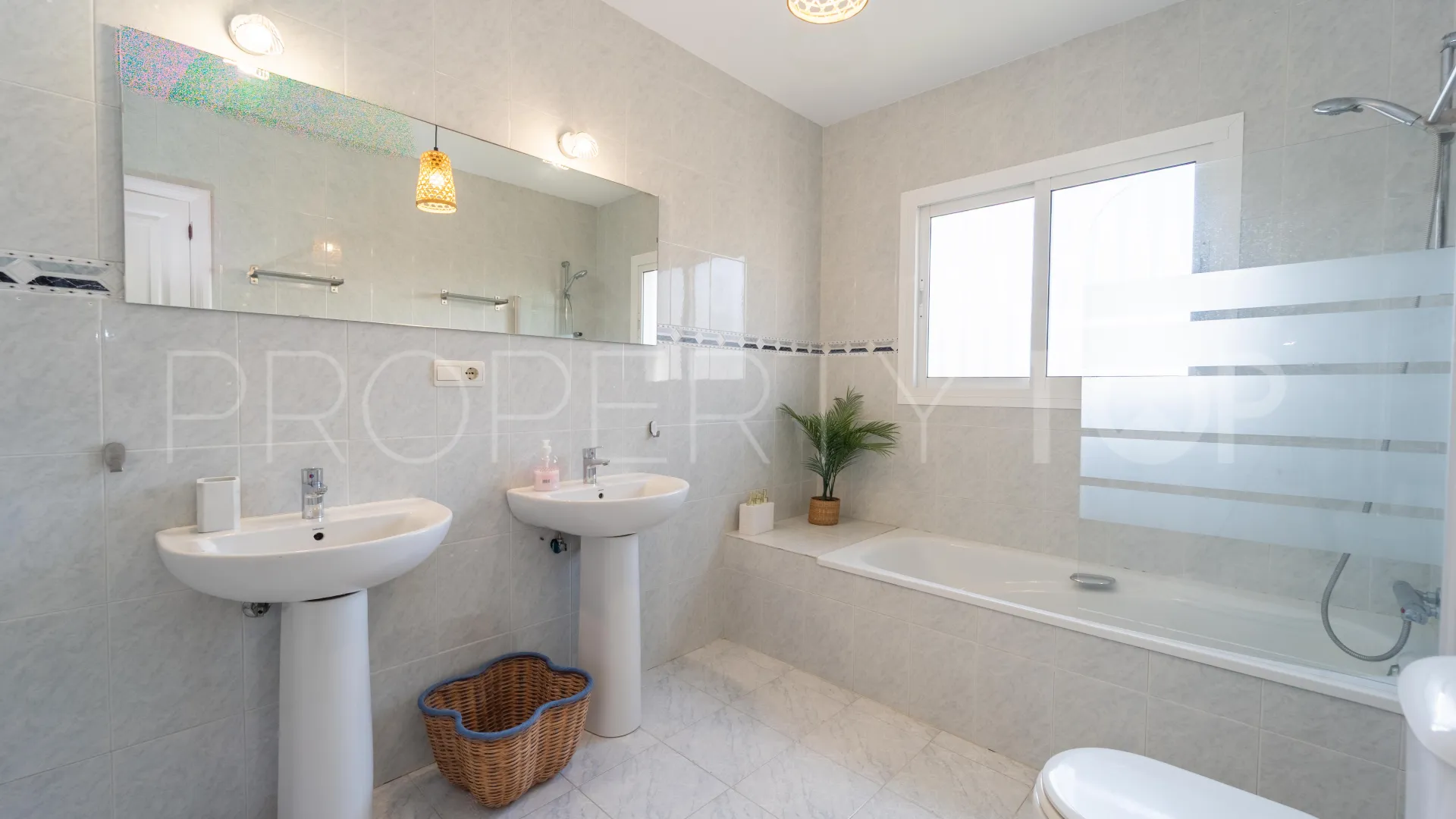 Buy Calahonda villa with 3 bedrooms