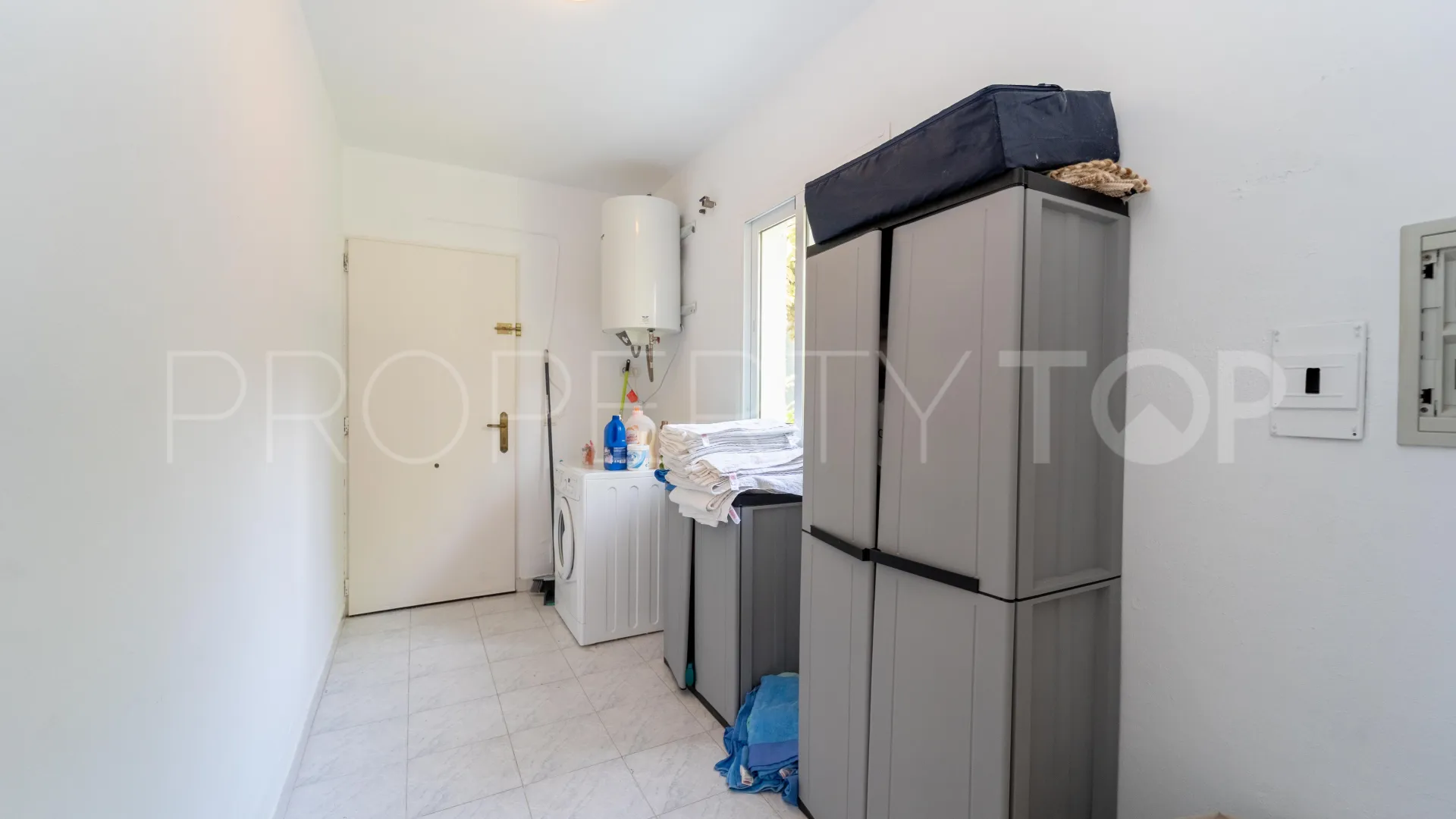 Buy Calahonda villa with 3 bedrooms