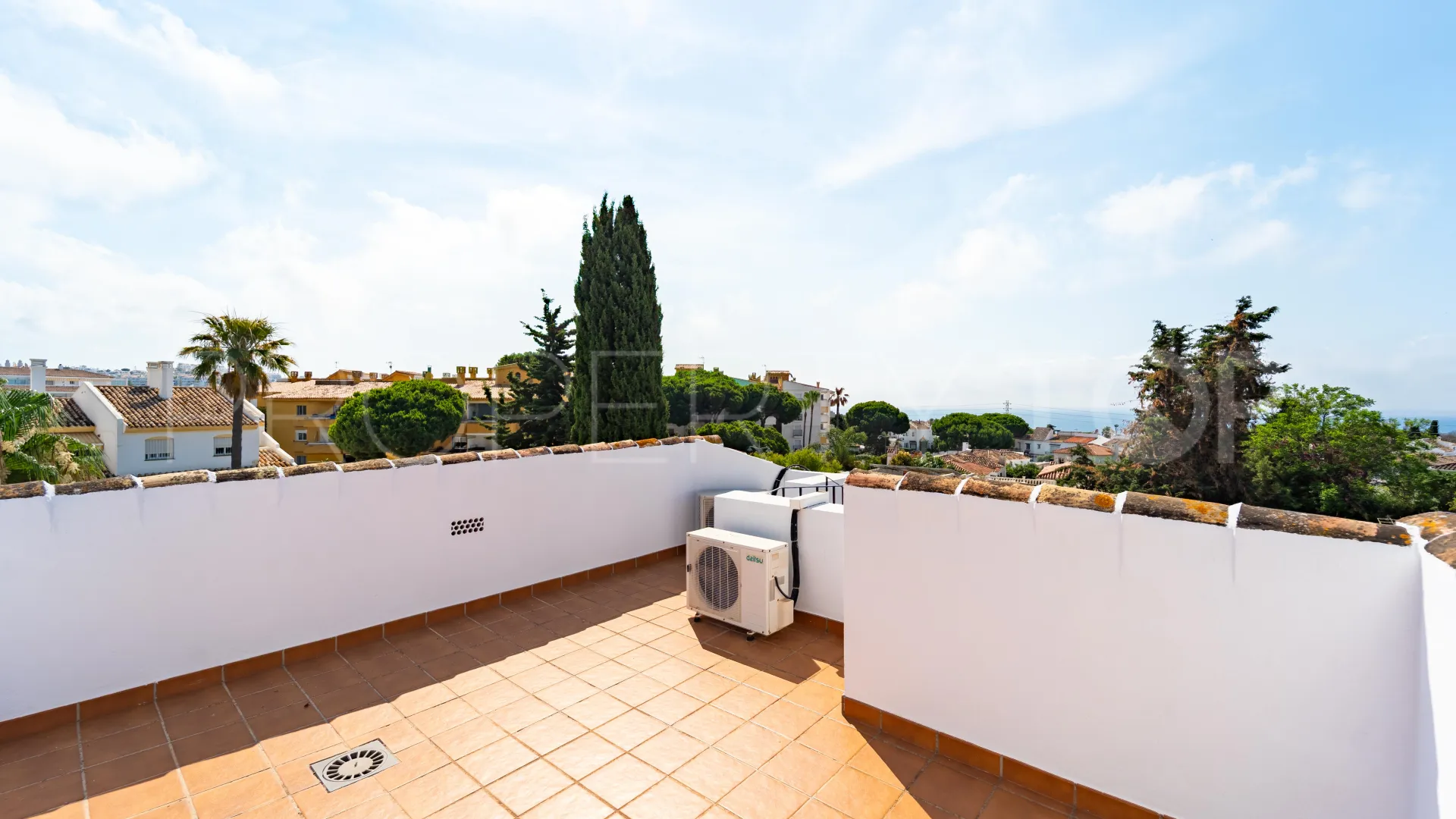 Buy Calahonda villa with 3 bedrooms