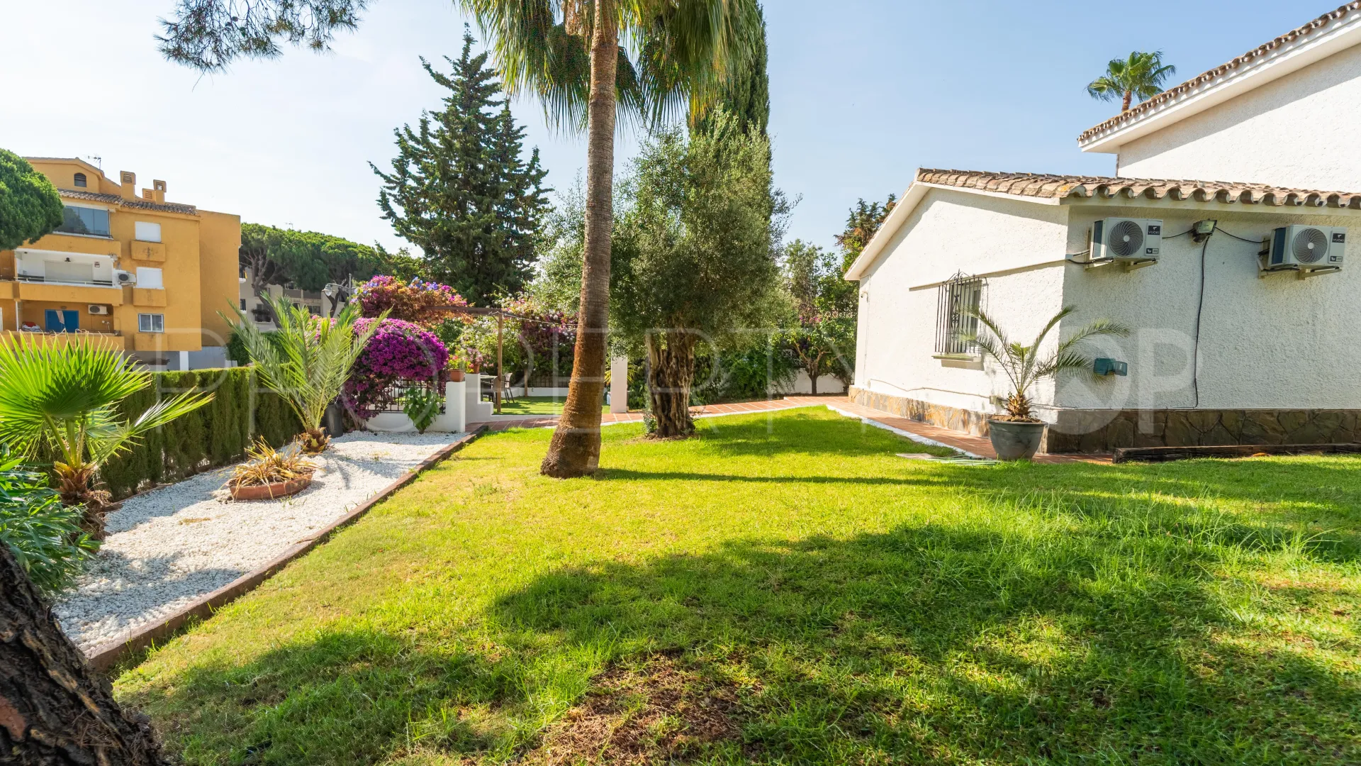 Buy Calahonda villa with 3 bedrooms