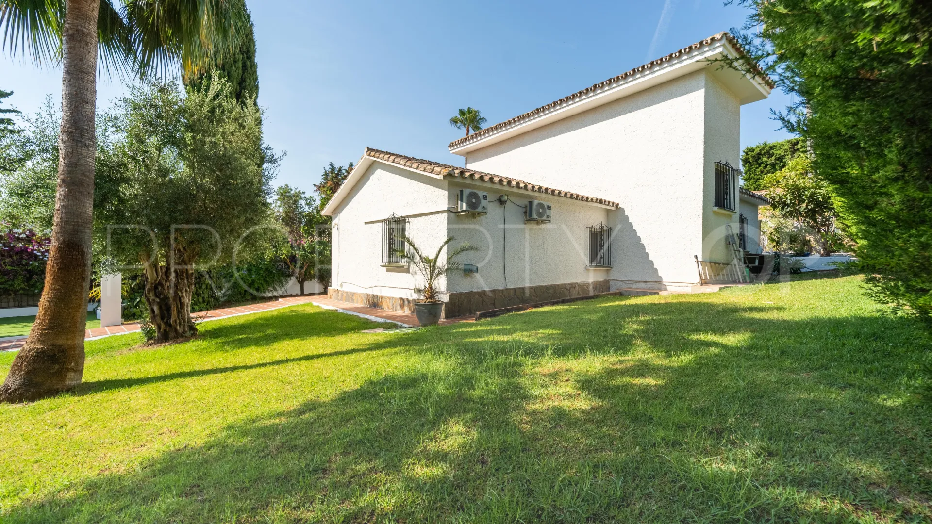 Buy Calahonda villa with 3 bedrooms