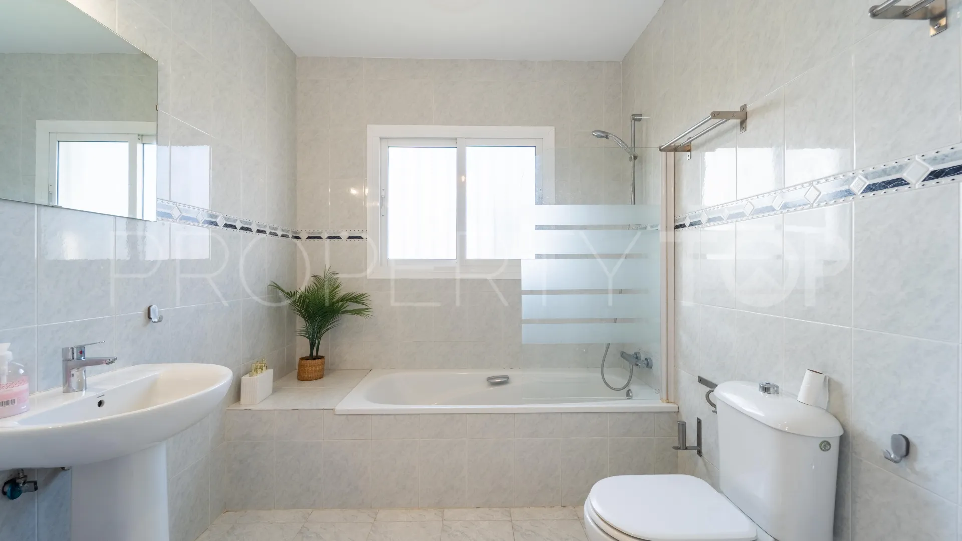 Buy Calahonda villa with 3 bedrooms