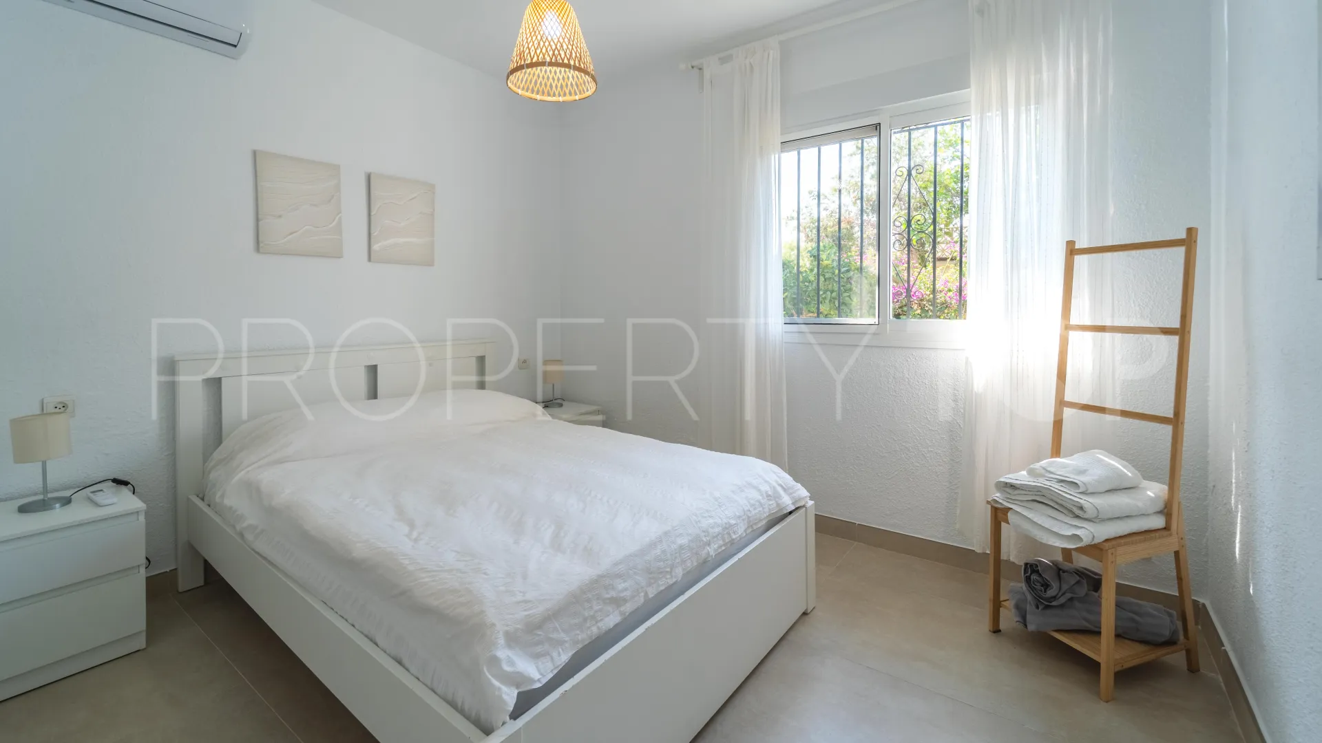 Buy Calahonda villa with 3 bedrooms