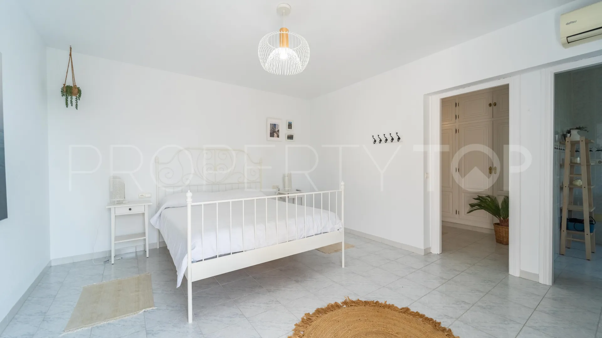 Buy Calahonda villa with 3 bedrooms