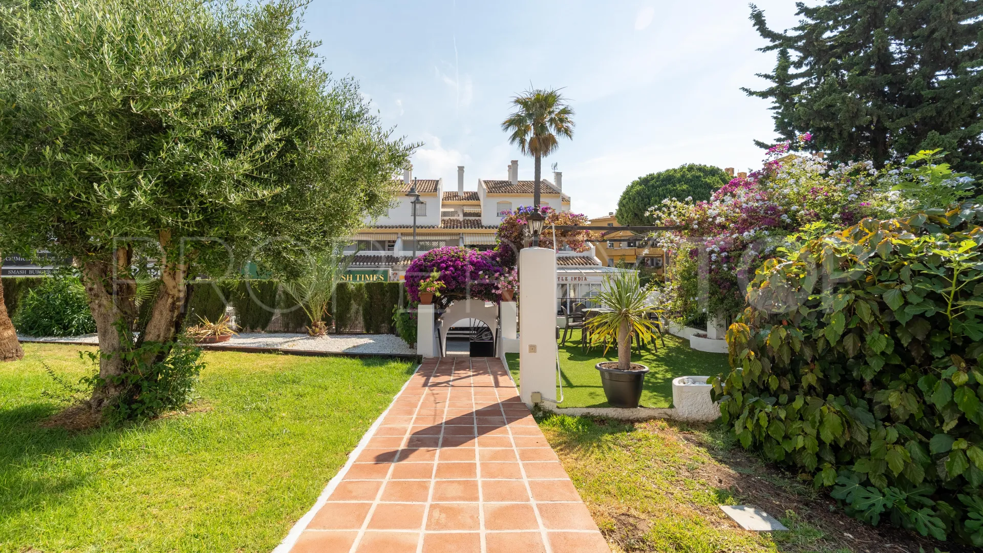 Buy Calahonda villa with 3 bedrooms