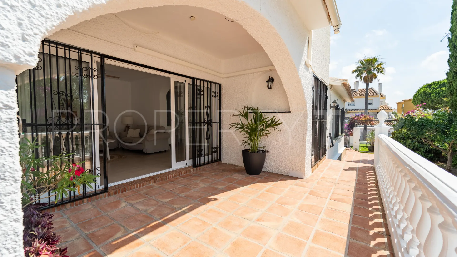 Buy Calahonda villa with 3 bedrooms