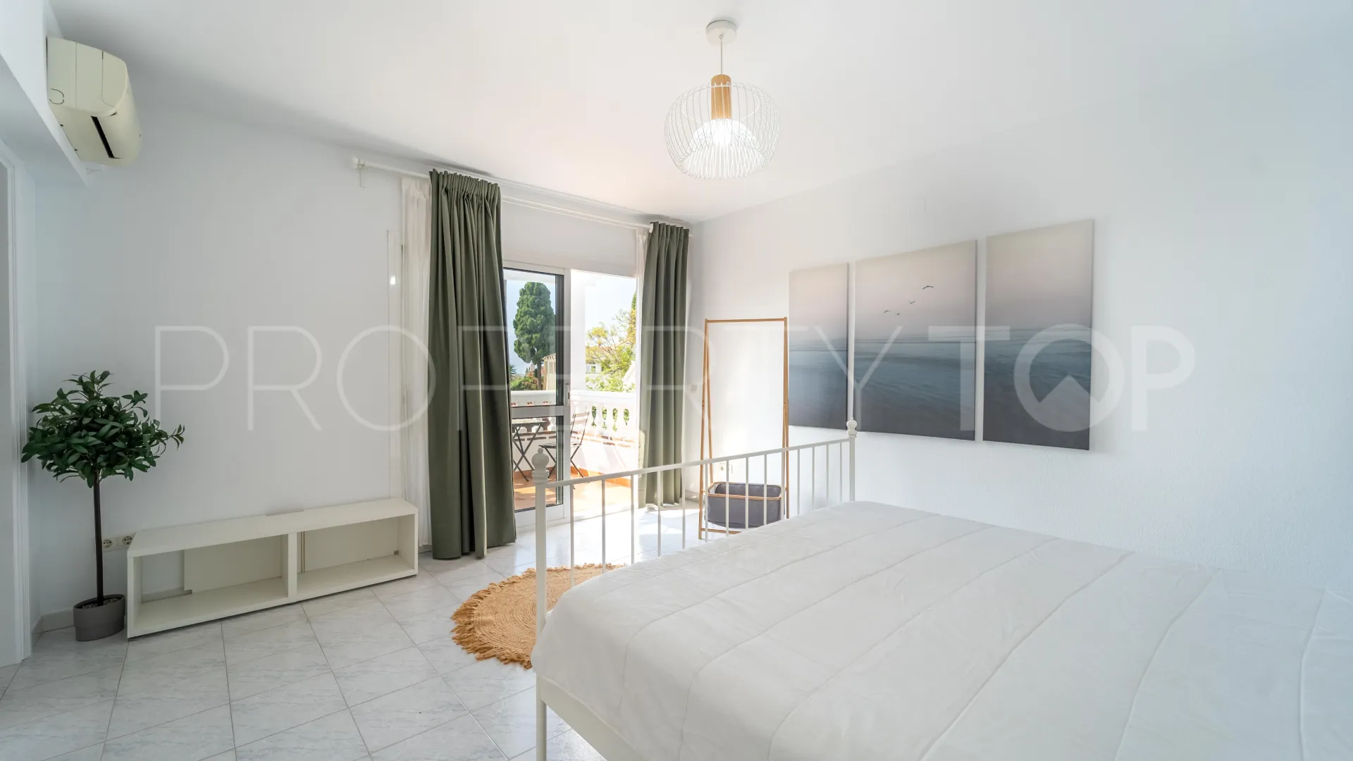 Buy Calahonda villa with 3 bedrooms