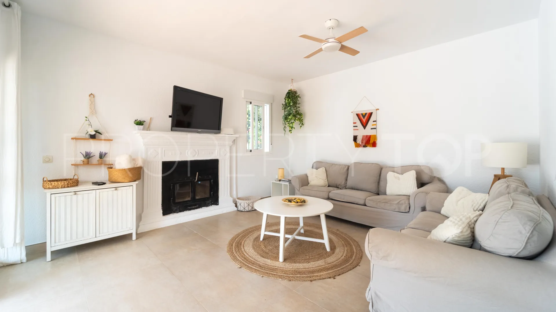 Buy Calahonda villa with 3 bedrooms