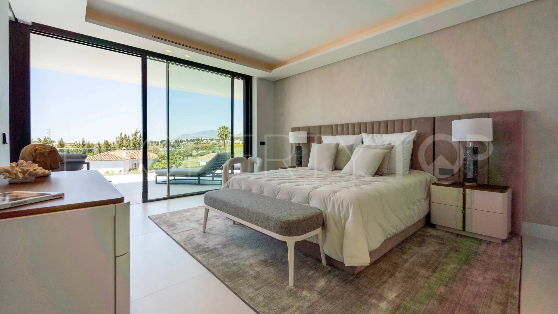 5 bedrooms villa for sale in Nueva Andalucia