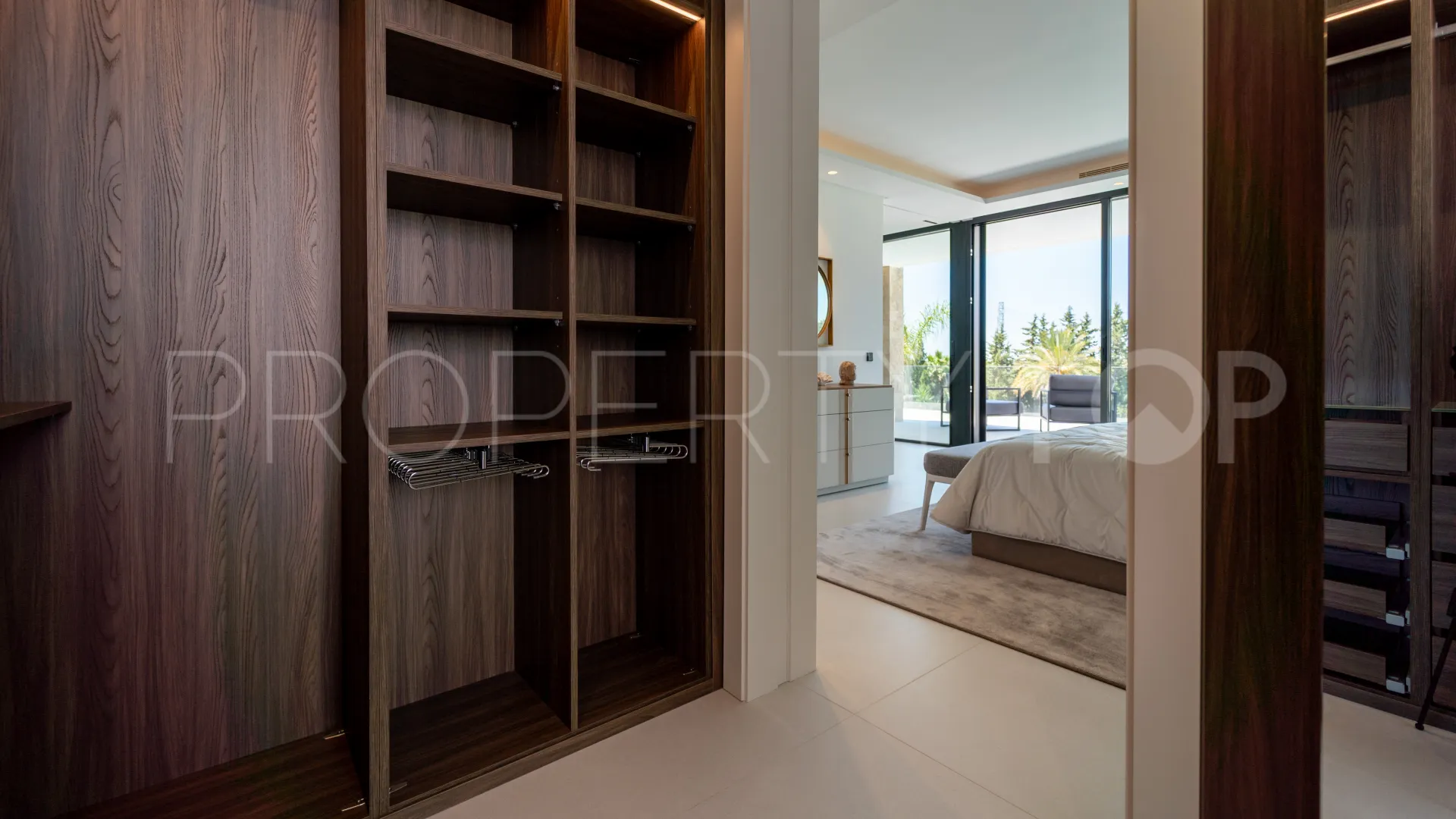 5 bedrooms villa for sale in Nueva Andalucia