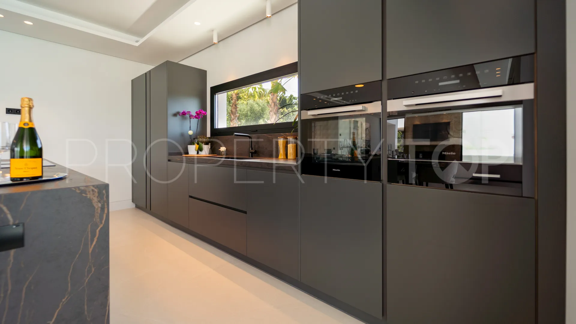 5 bedrooms villa for sale in Nueva Andalucia