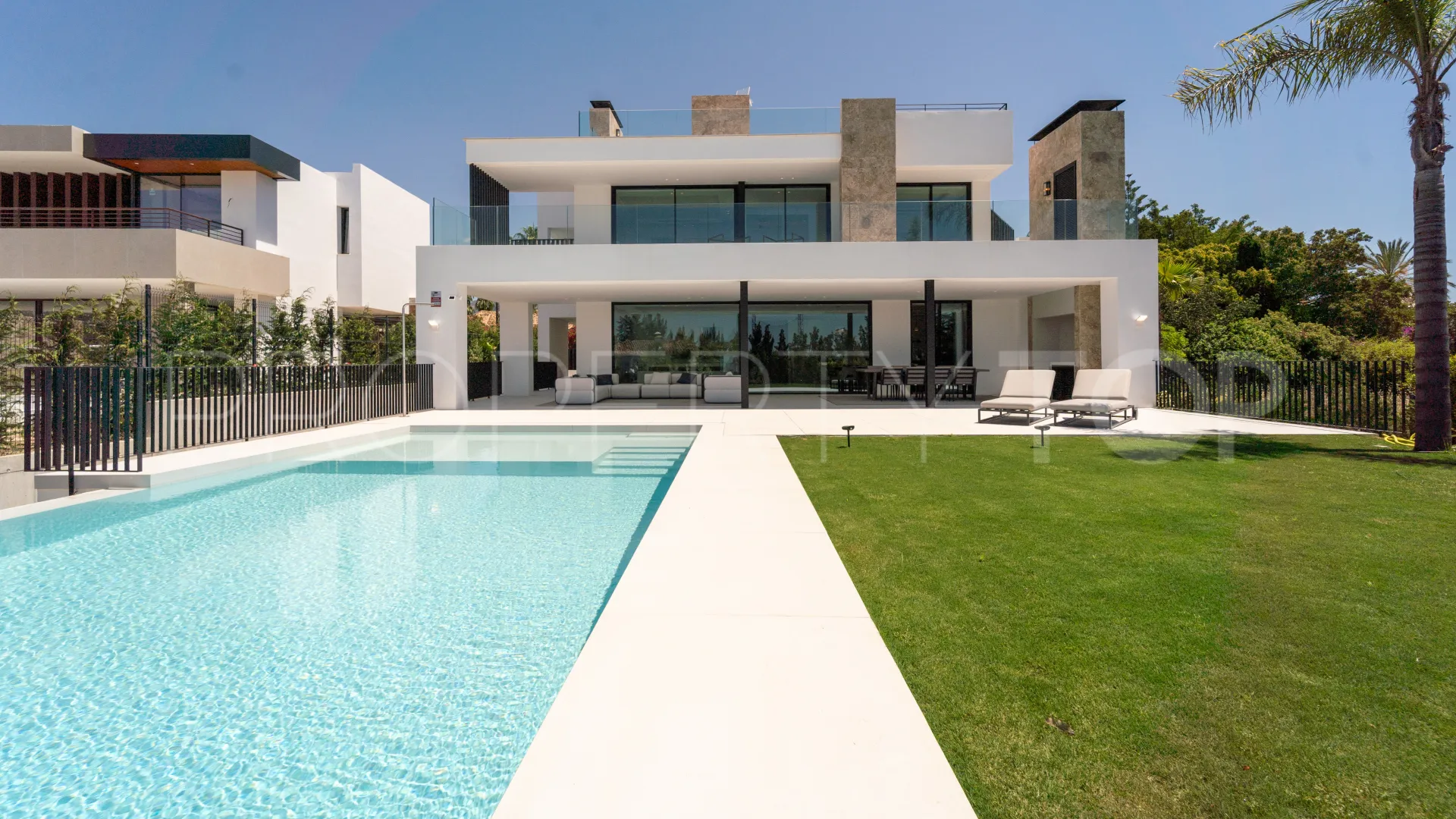 5 bedrooms villa for sale in Nueva Andalucia