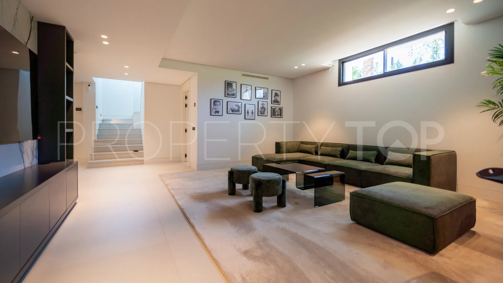 5 bedrooms villa for sale in Nueva Andalucia