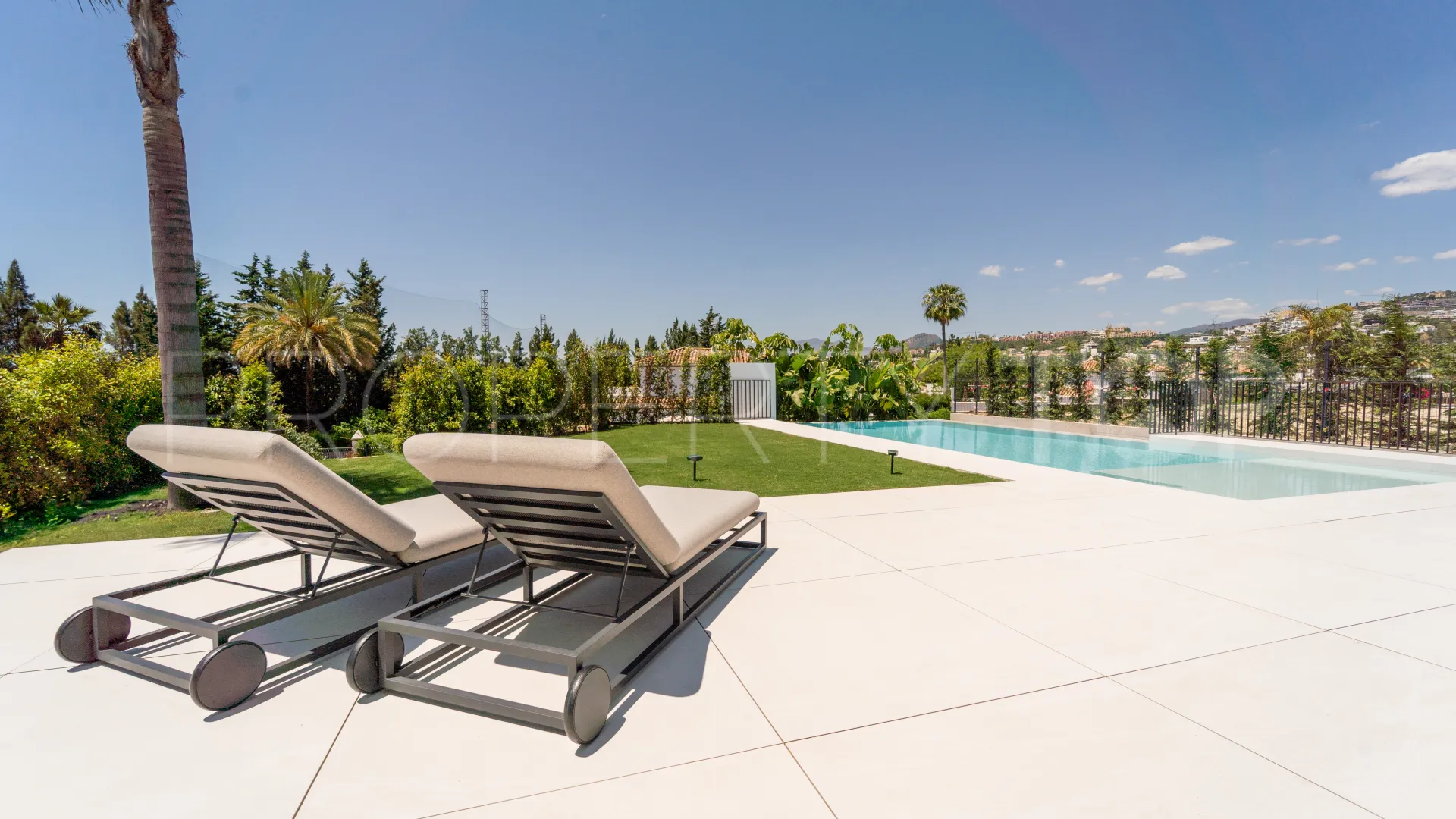 5 bedrooms villa for sale in Nueva Andalucia