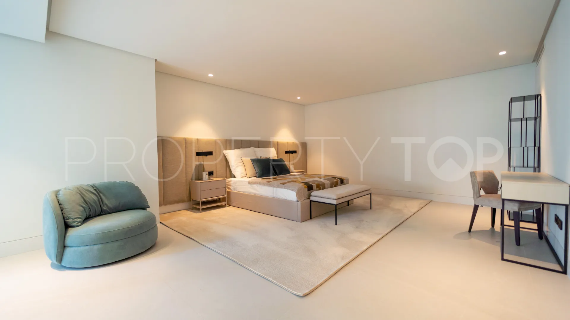 5 bedrooms villa for sale in Nueva Andalucia