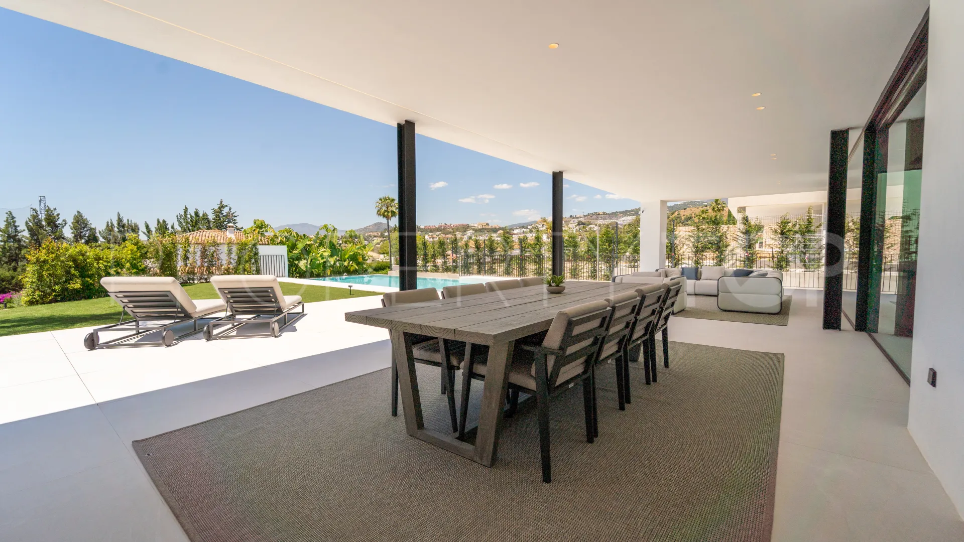 5 bedrooms villa for sale in Nueva Andalucia