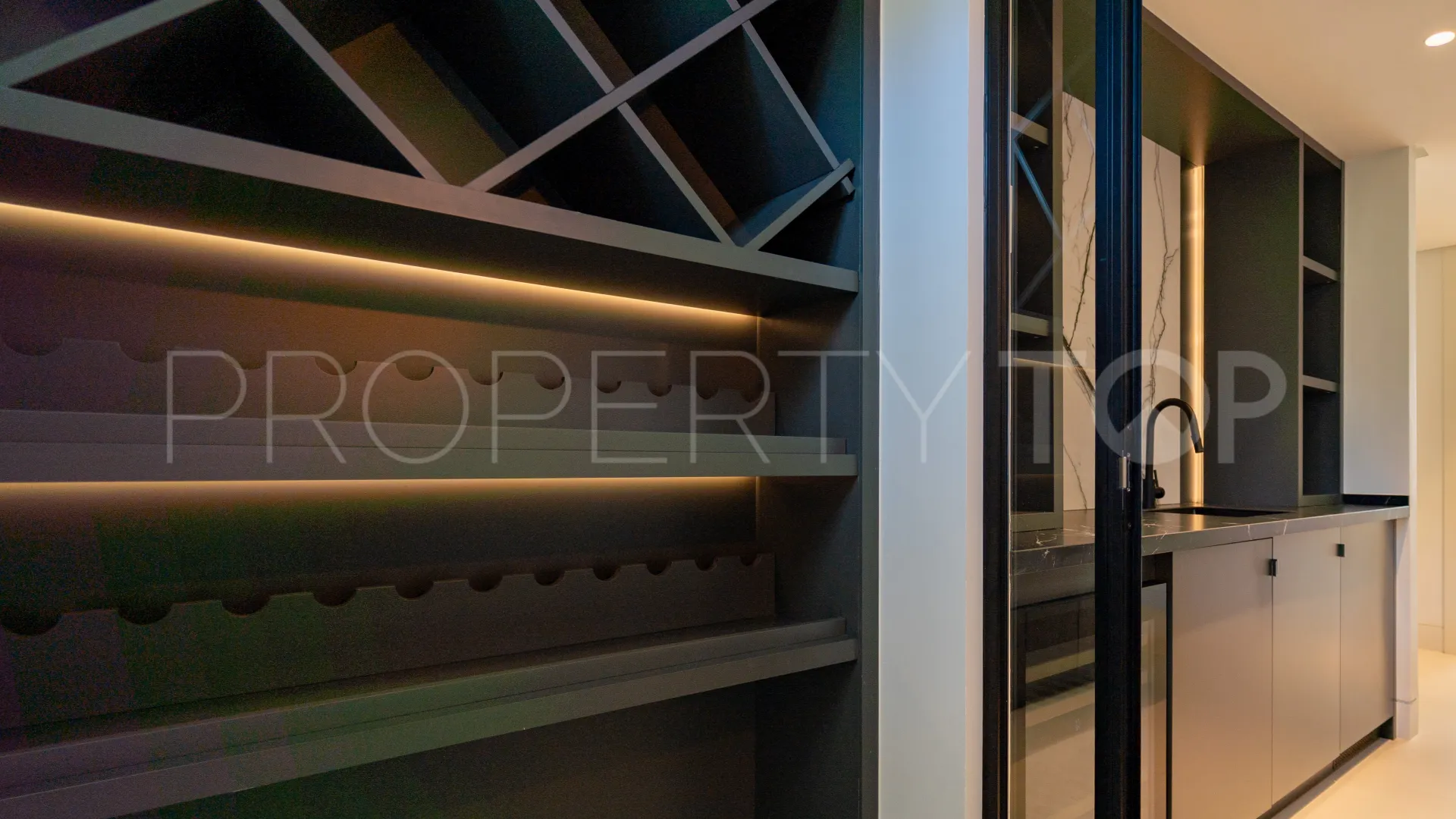5 bedrooms villa for sale in Nueva Andalucia