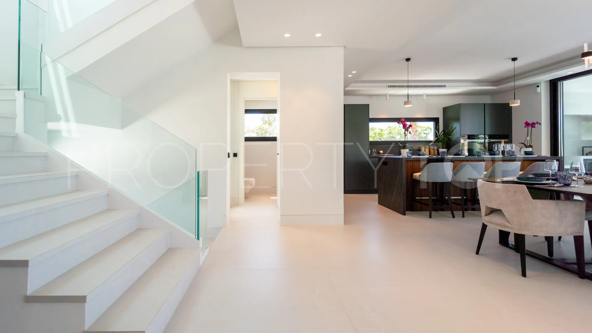 5 bedrooms villa for sale in Nueva Andalucia
