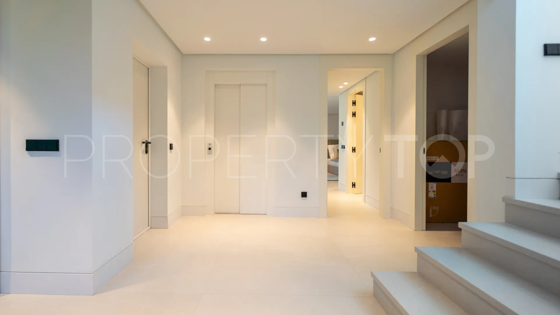 5 bedrooms villa for sale in Nueva Andalucia