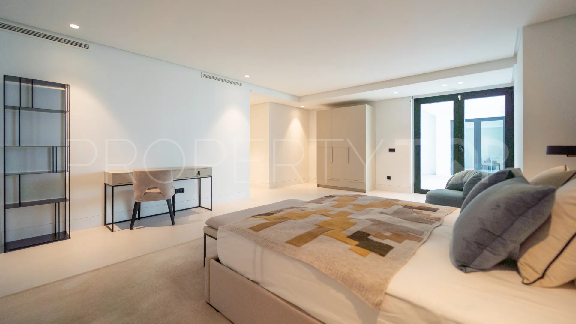 5 bedrooms villa for sale in Nueva Andalucia