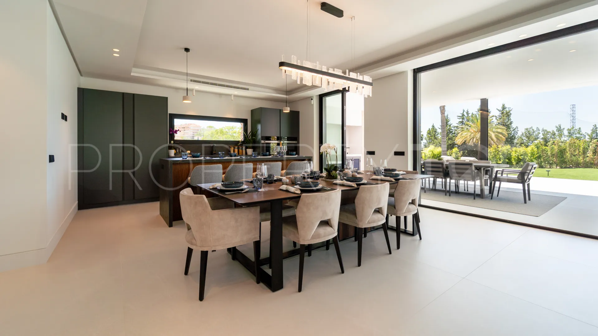 5 bedrooms villa for sale in Nueva Andalucia