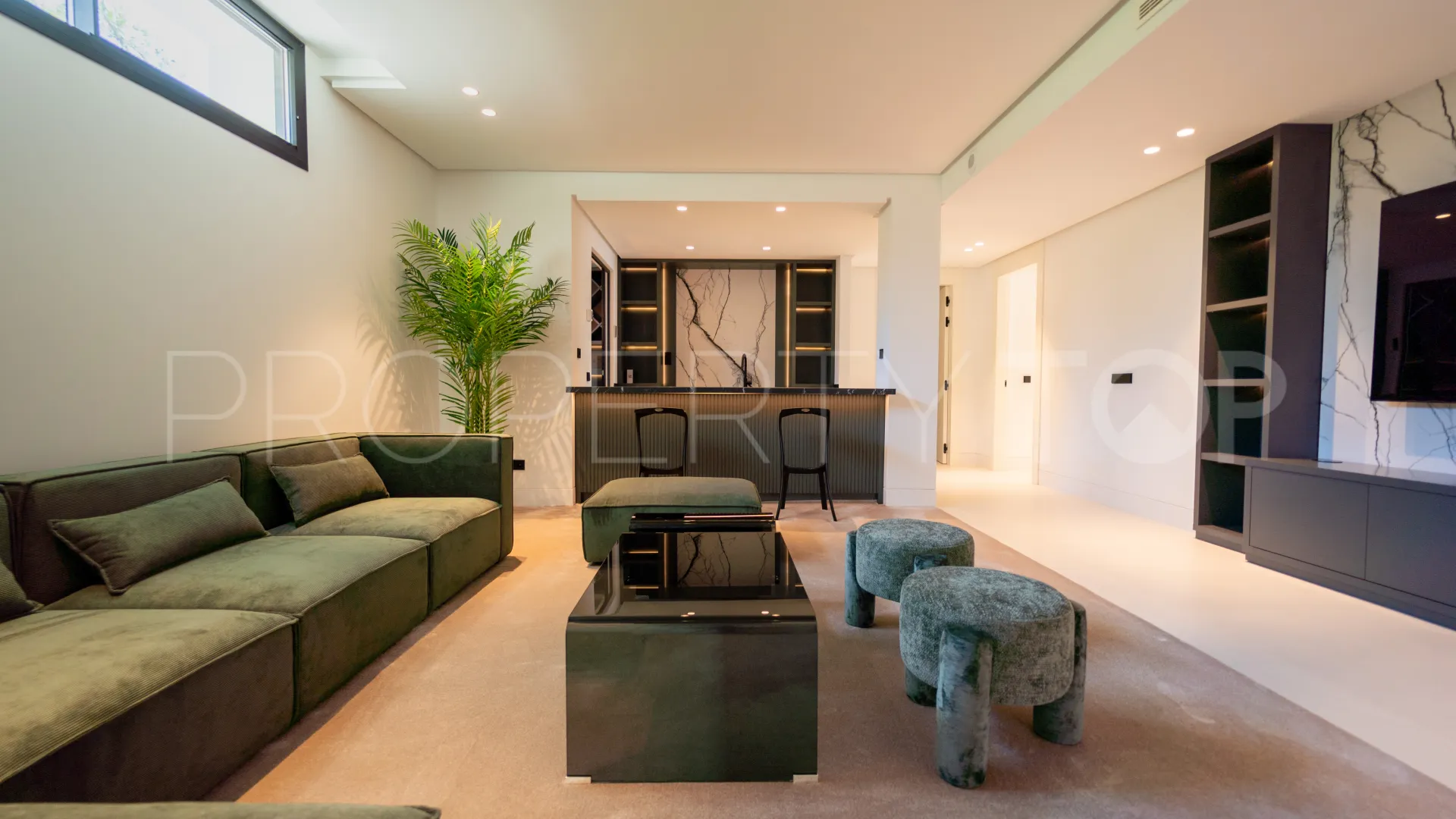 5 bedrooms villa for sale in Nueva Andalucia