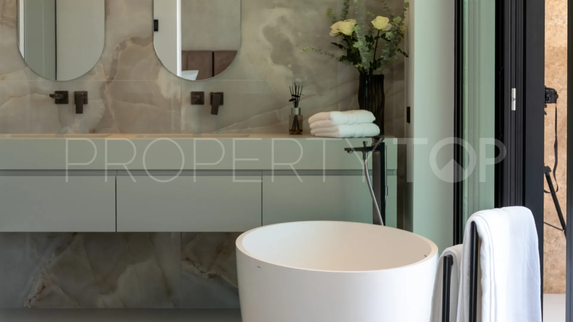 5 bedrooms villa for sale in Nueva Andalucia