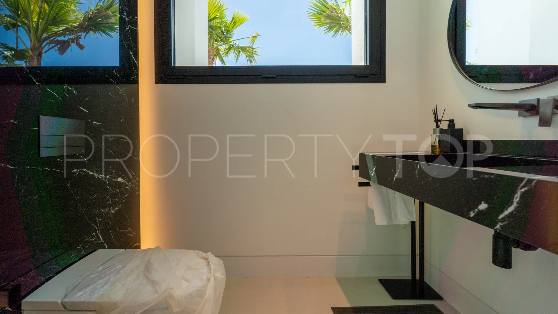 5 bedrooms villa for sale in Nueva Andalucia