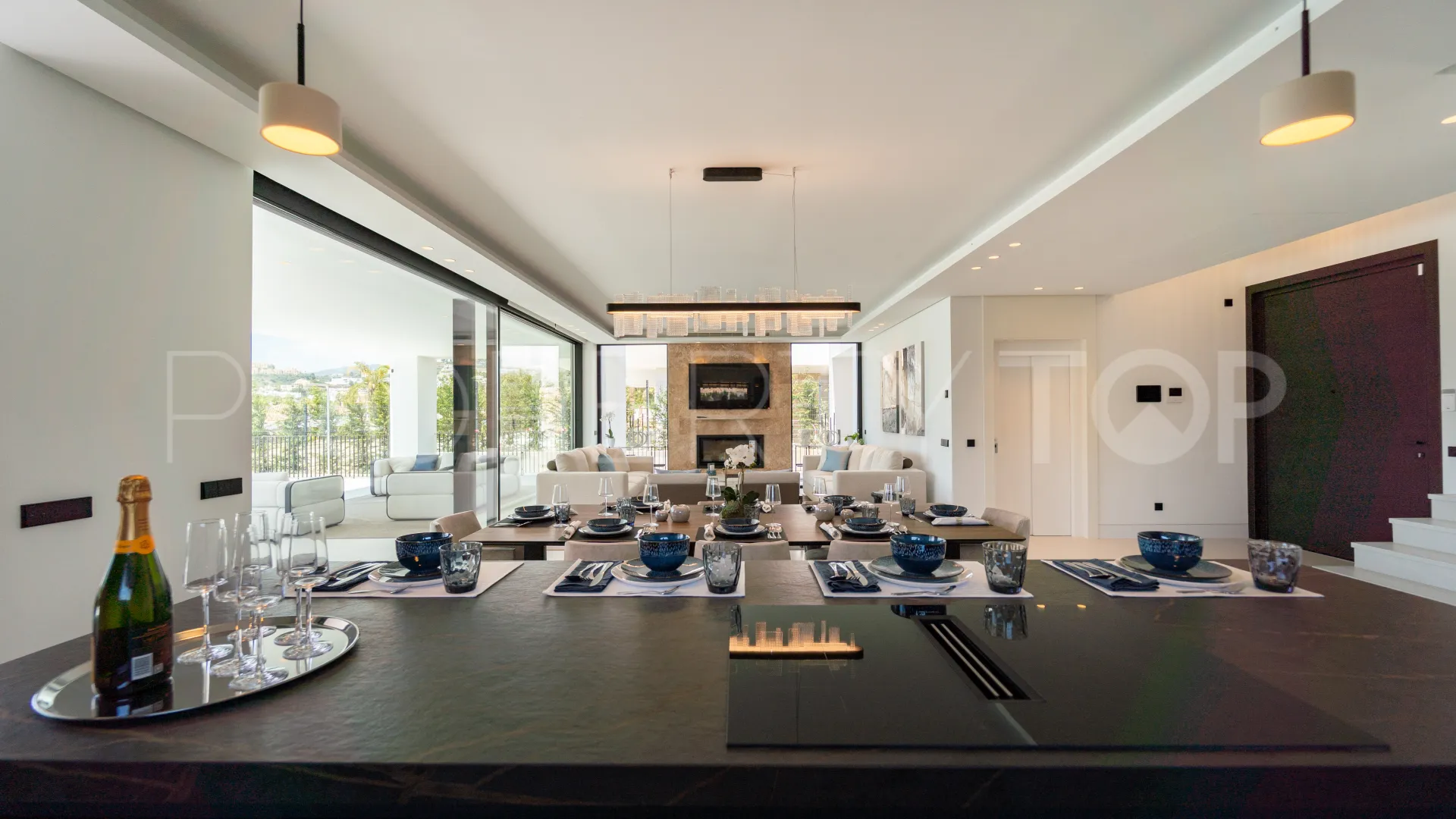 5 bedrooms villa for sale in Nueva Andalucia