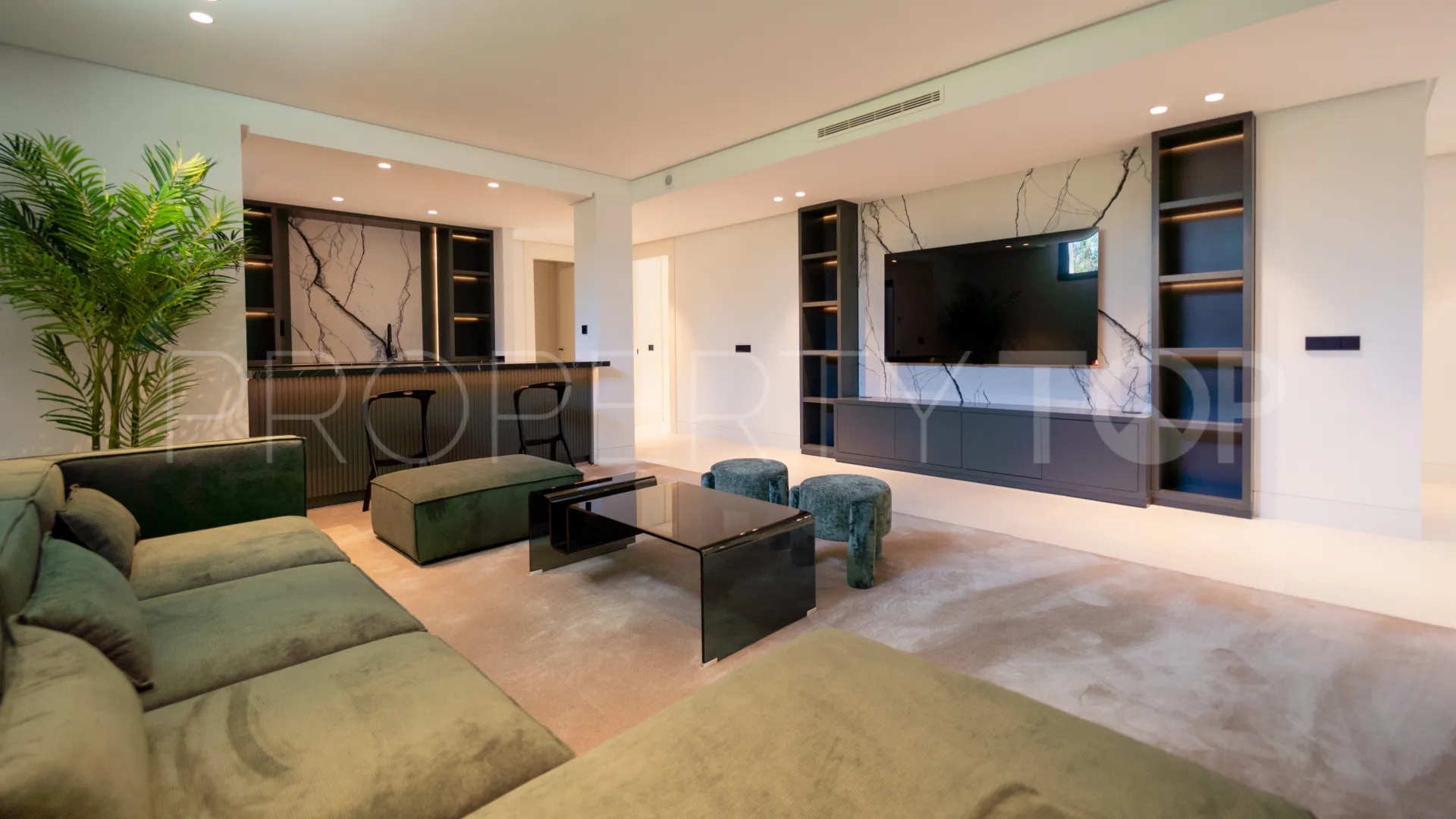 5 bedrooms villa for sale in Nueva Andalucia