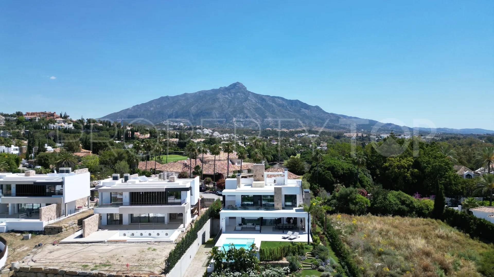 5 bedrooms villa for sale in Nueva Andalucia