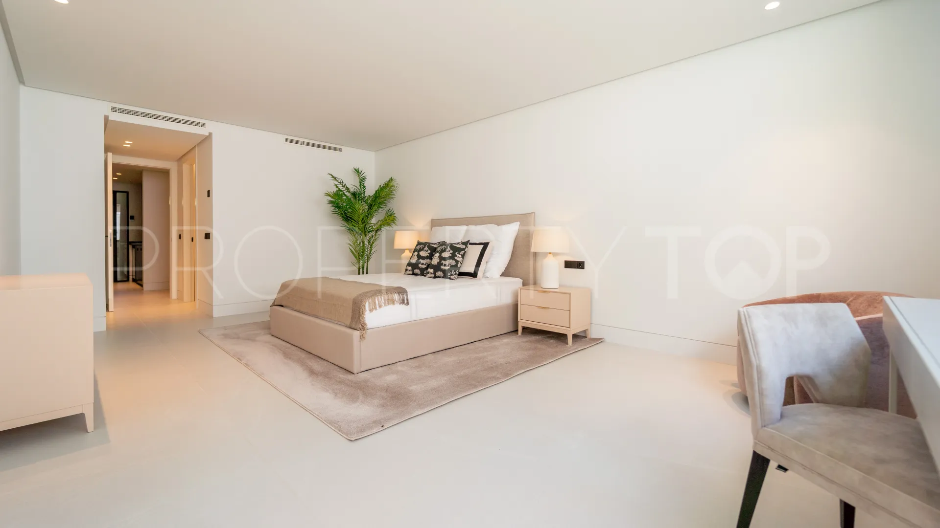 5 bedrooms villa for sale in Nueva Andalucia