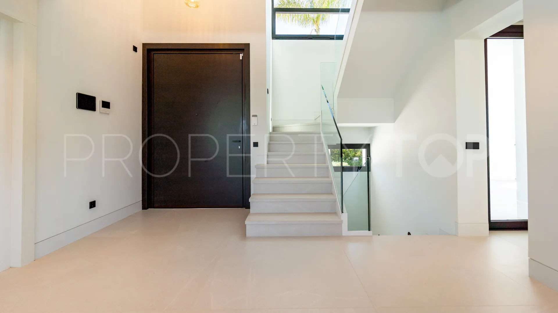 5 bedrooms villa for sale in Nueva Andalucia