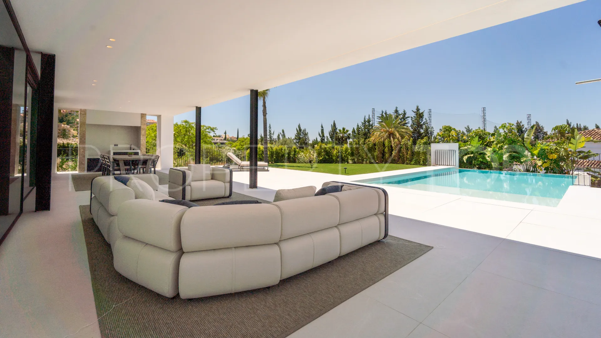 5 bedrooms villa for sale in Nueva Andalucia