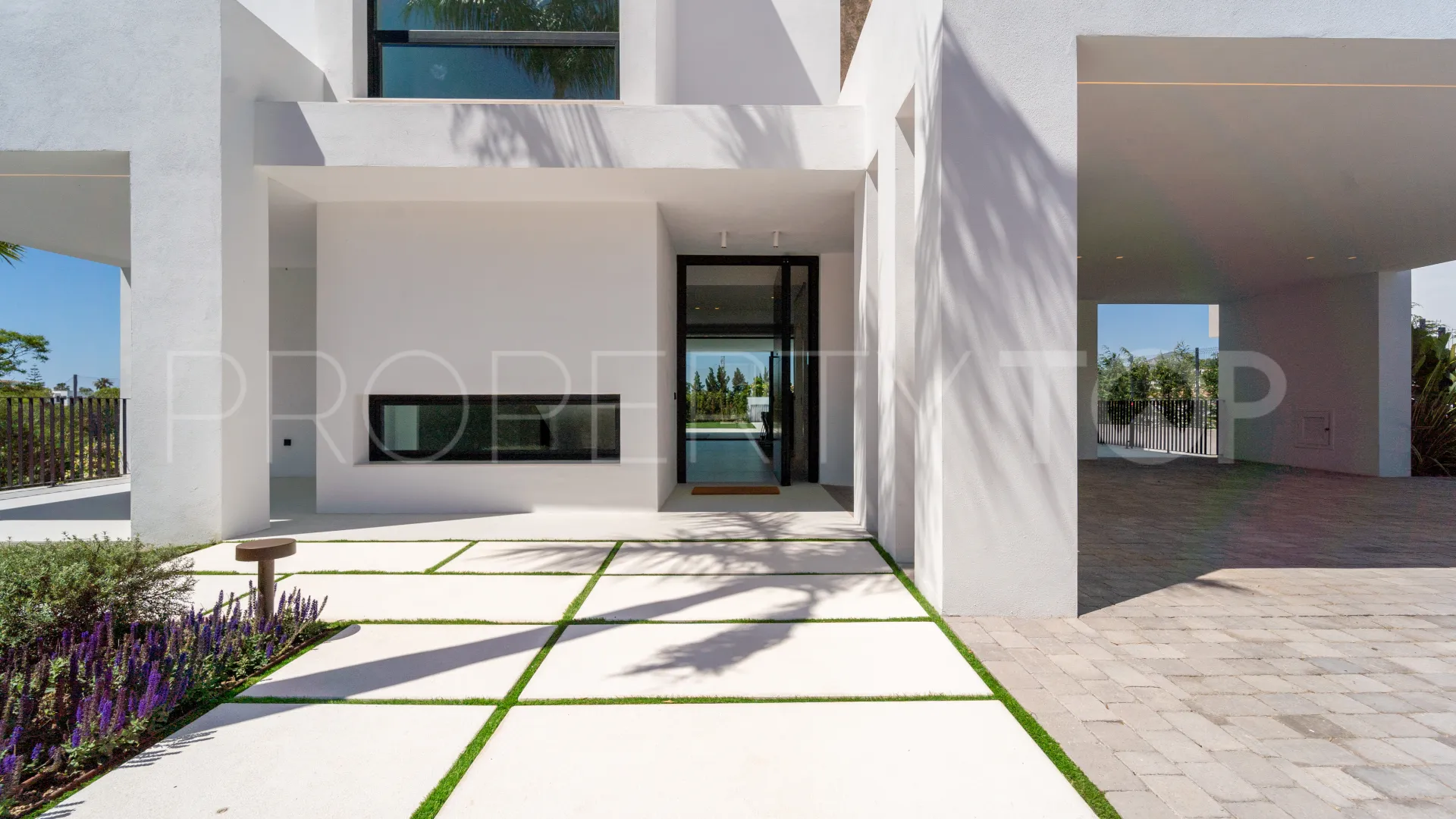 5 bedrooms villa for sale in Nueva Andalucia