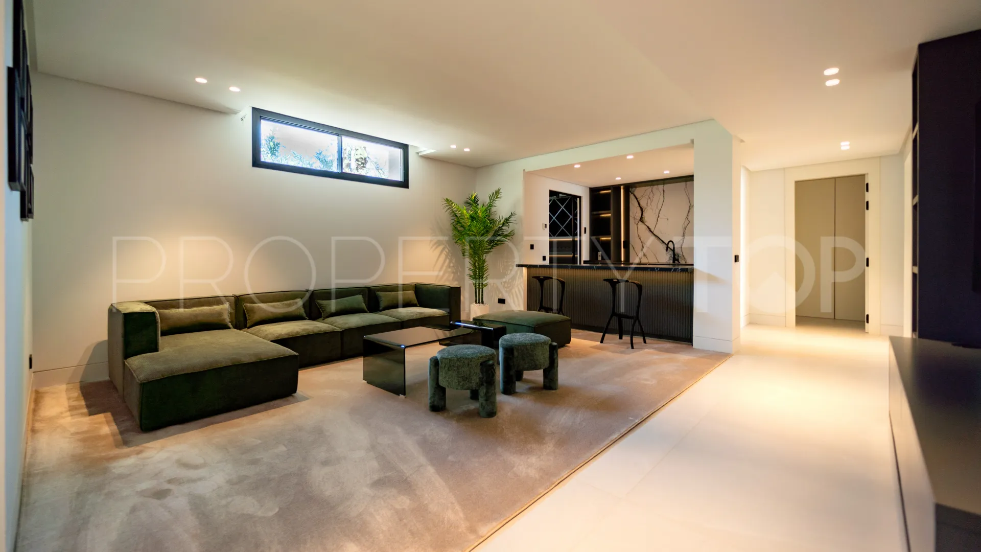 5 bedrooms villa for sale in Nueva Andalucia