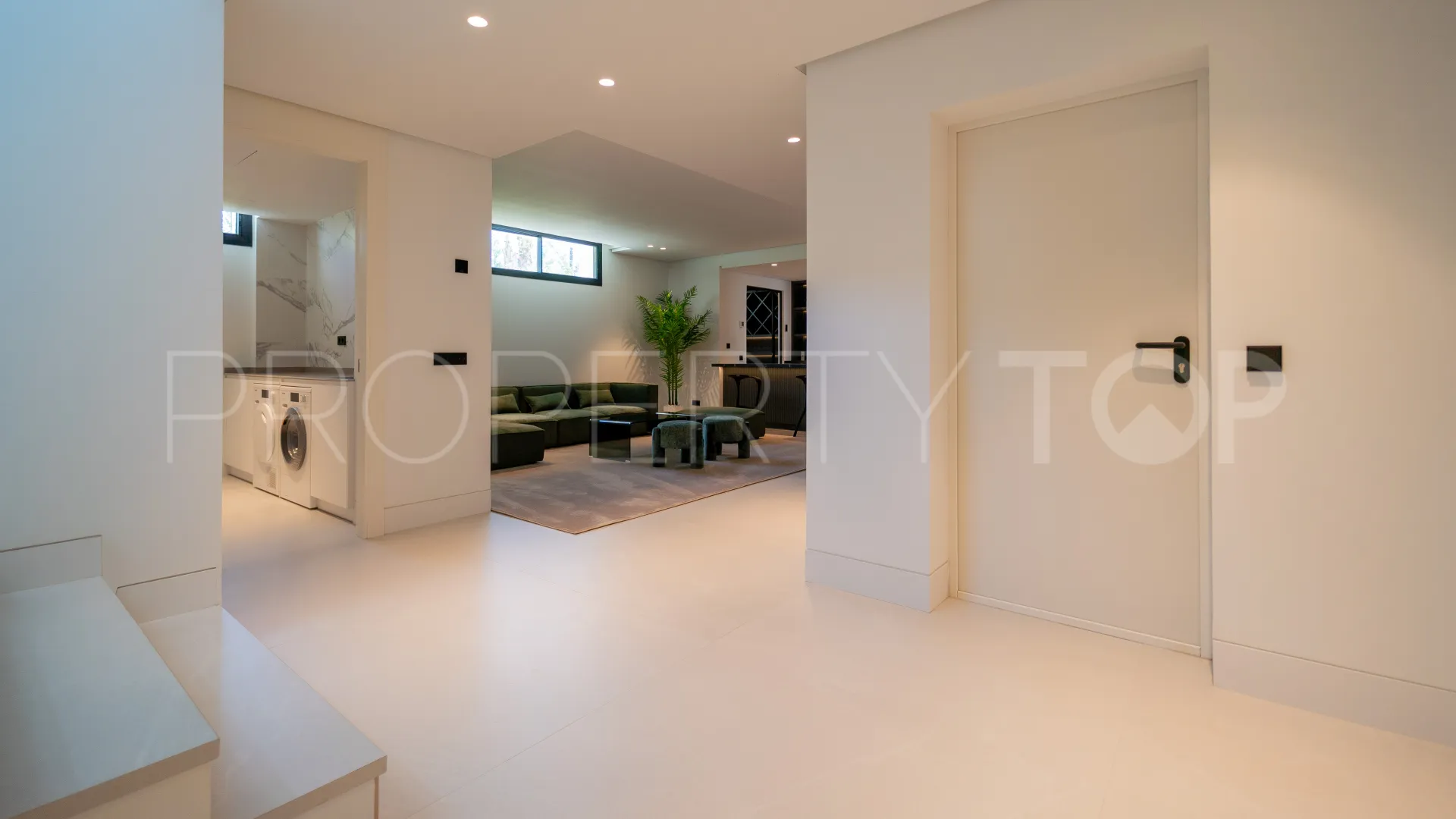 5 bedrooms villa for sale in Nueva Andalucia