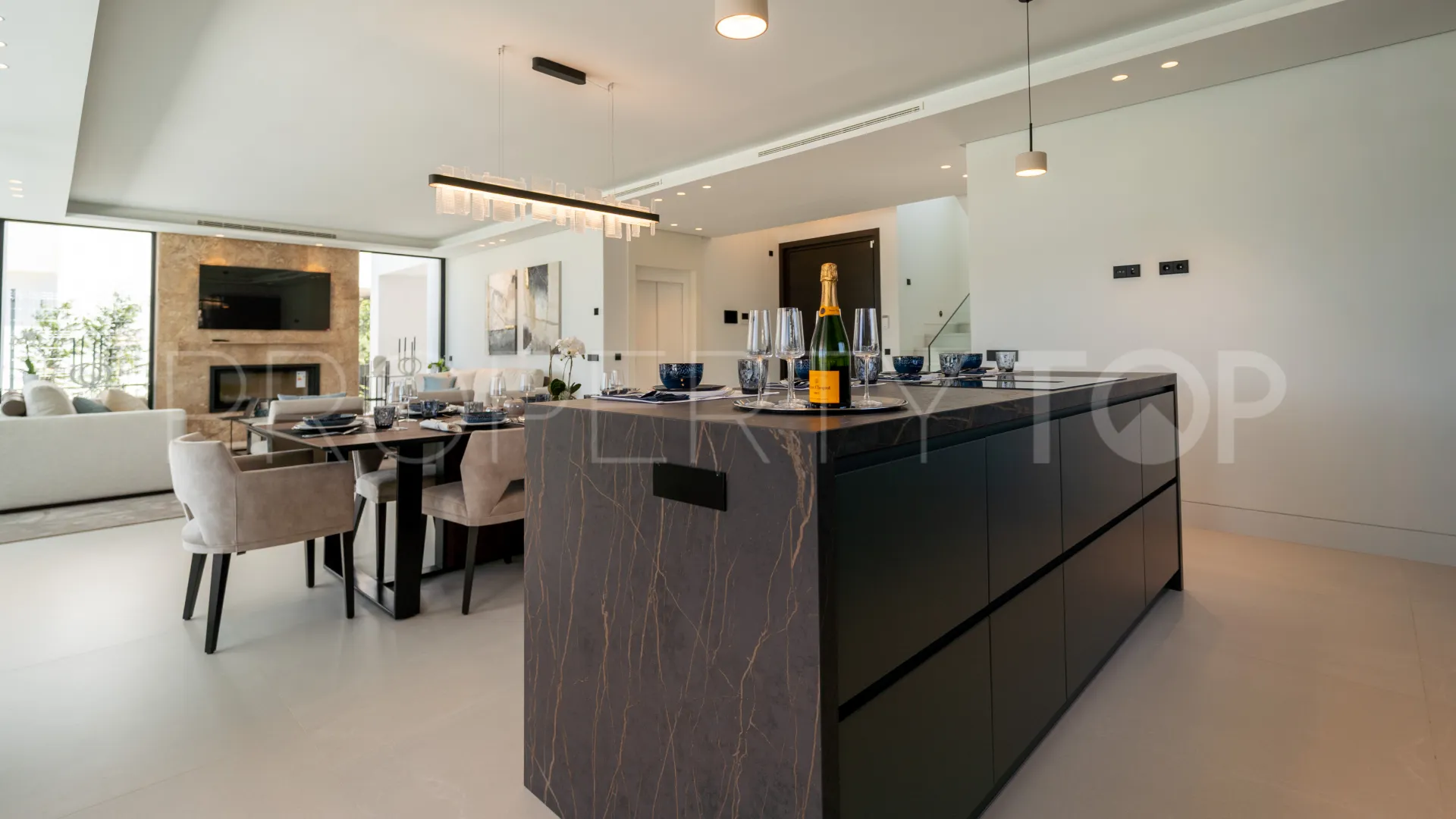 5 bedrooms villa for sale in Nueva Andalucia