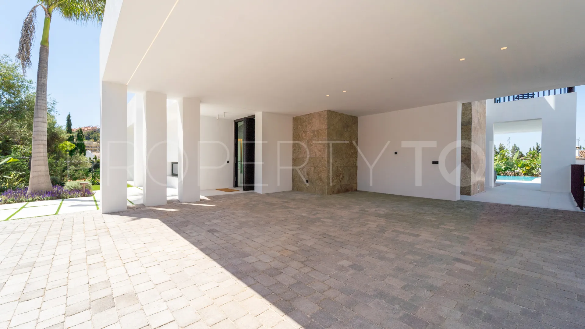 5 bedrooms villa for sale in Nueva Andalucia