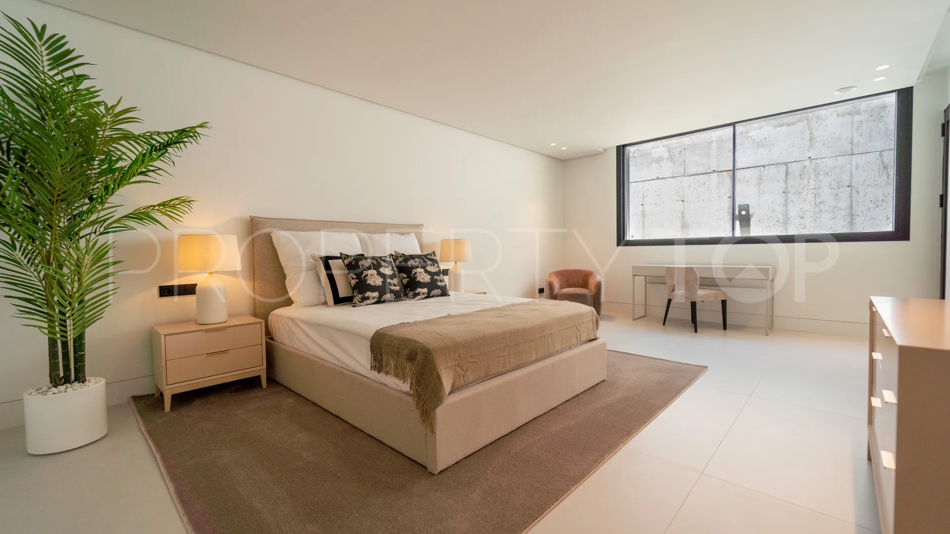 5 bedrooms villa for sale in Nueva Andalucia