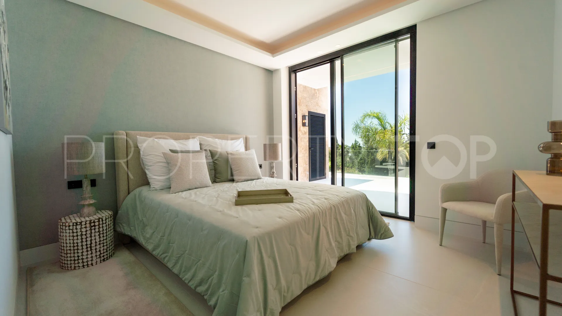 5 bedrooms villa for sale in Nueva Andalucia