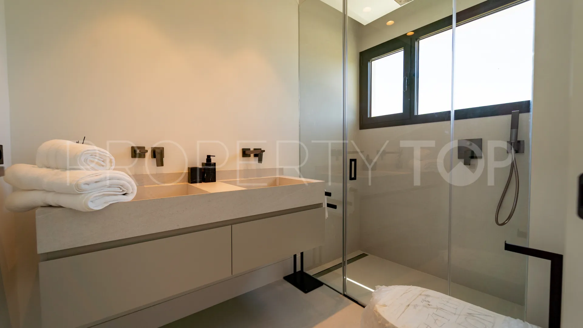 5 bedrooms villa for sale in Nueva Andalucia