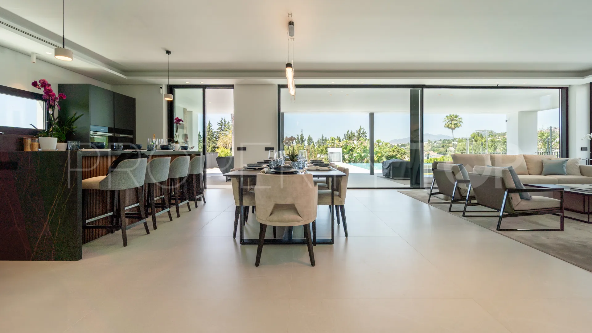 5 bedrooms villa for sale in Nueva Andalucia