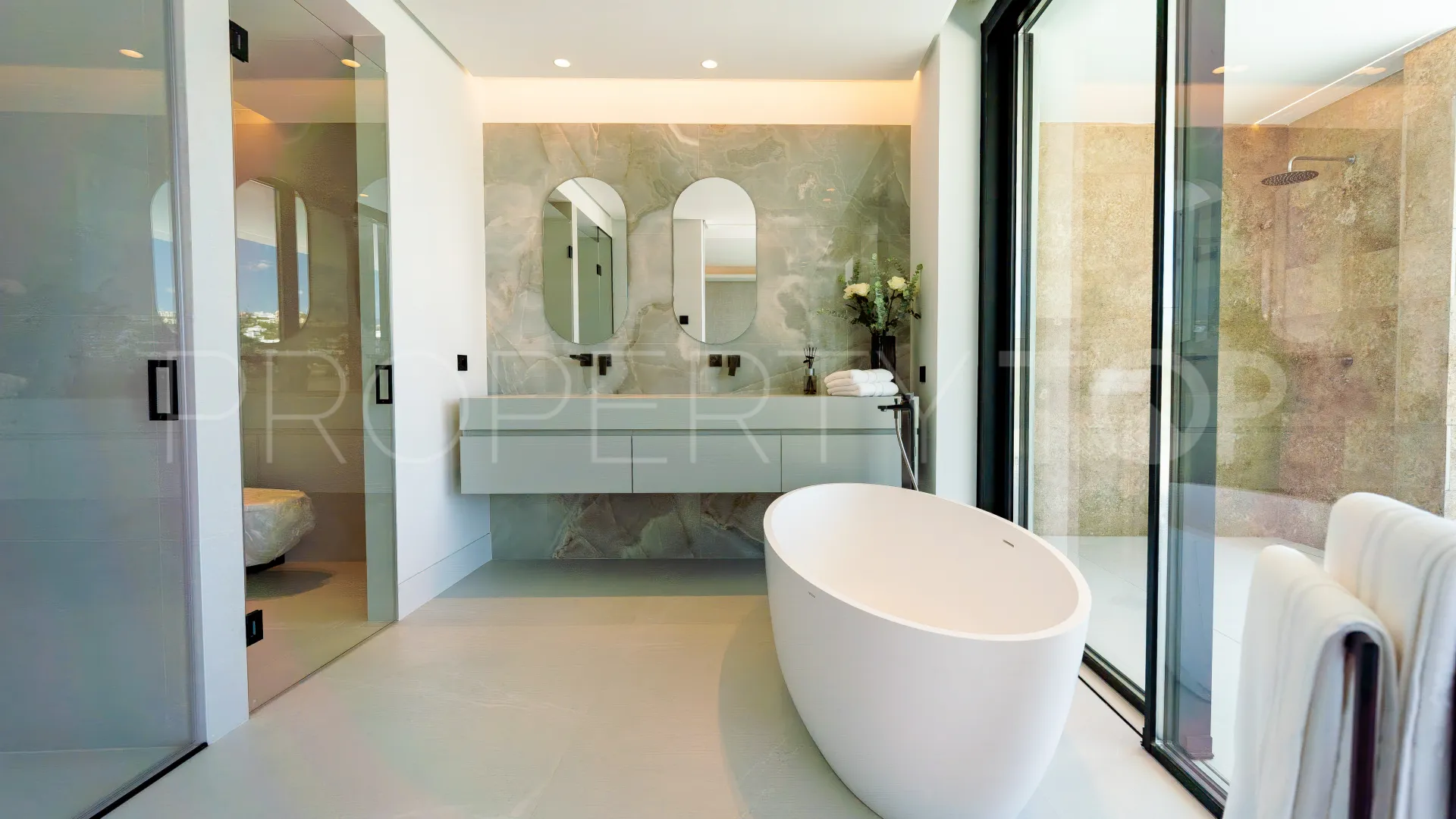 5 bedrooms villa for sale in Nueva Andalucia