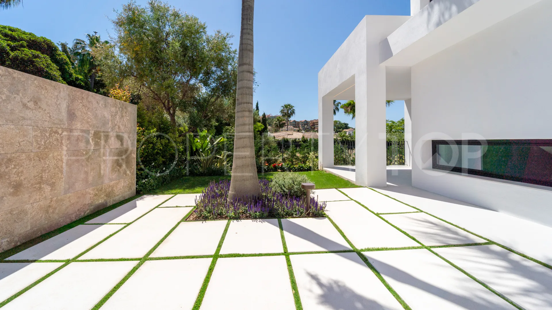 5 bedrooms villa for sale in Nueva Andalucia