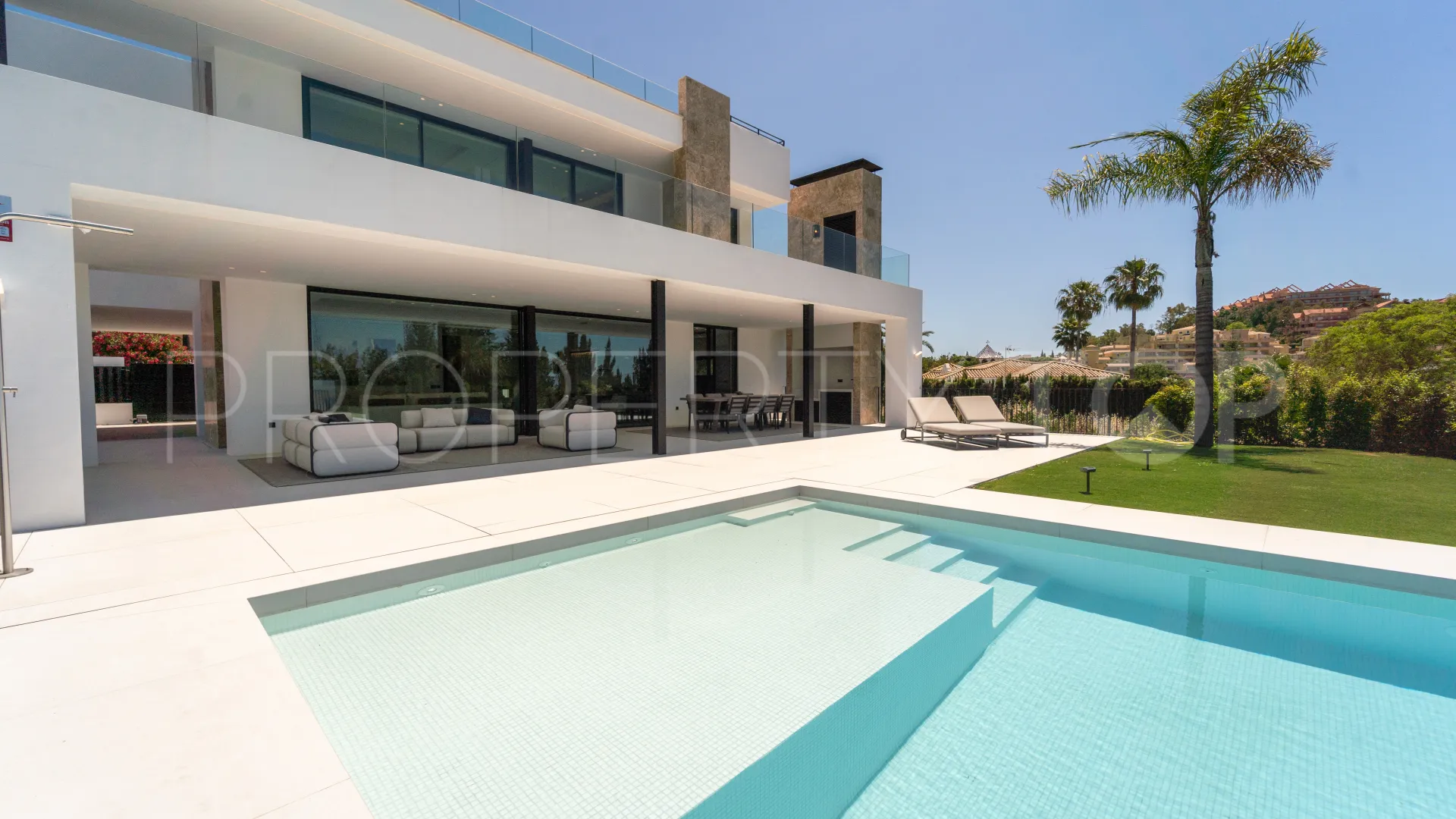 5 bedrooms villa for sale in Nueva Andalucia