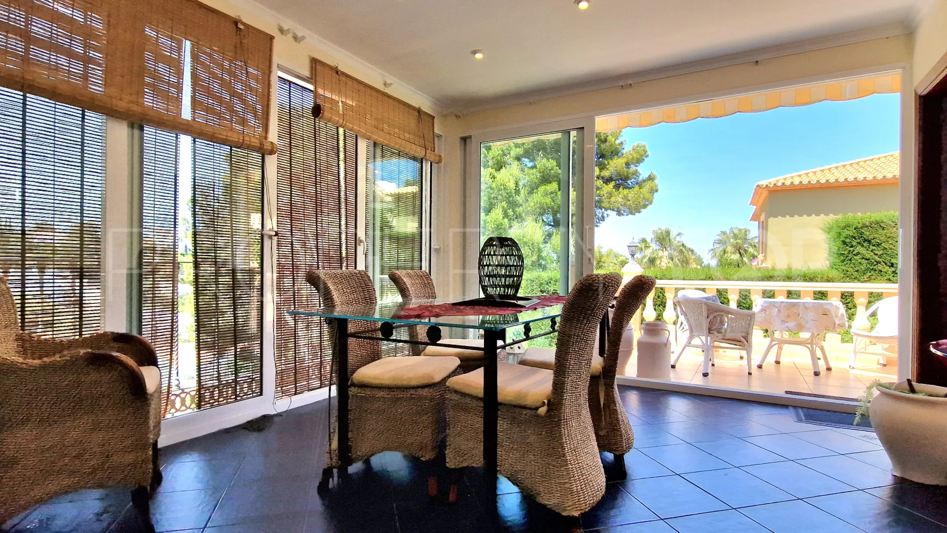 Comprar villa con 7 dormitorios en Denia