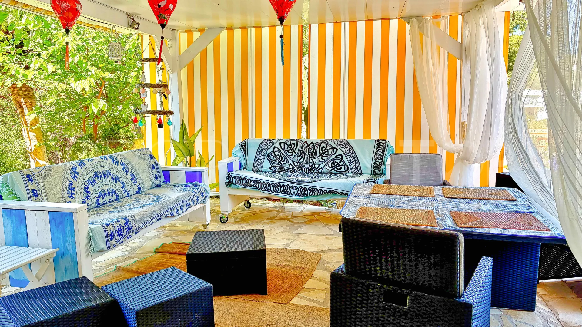 Comprar villa con 7 dormitorios en Denia