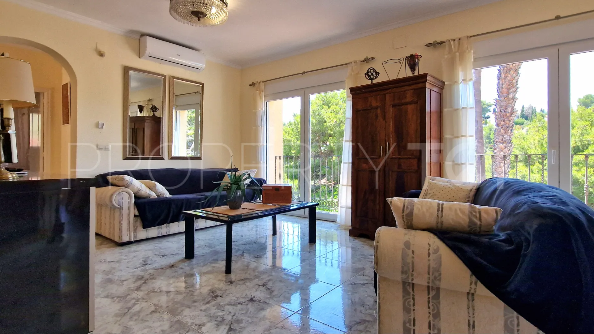 Comprar villa con 7 dormitorios en Denia