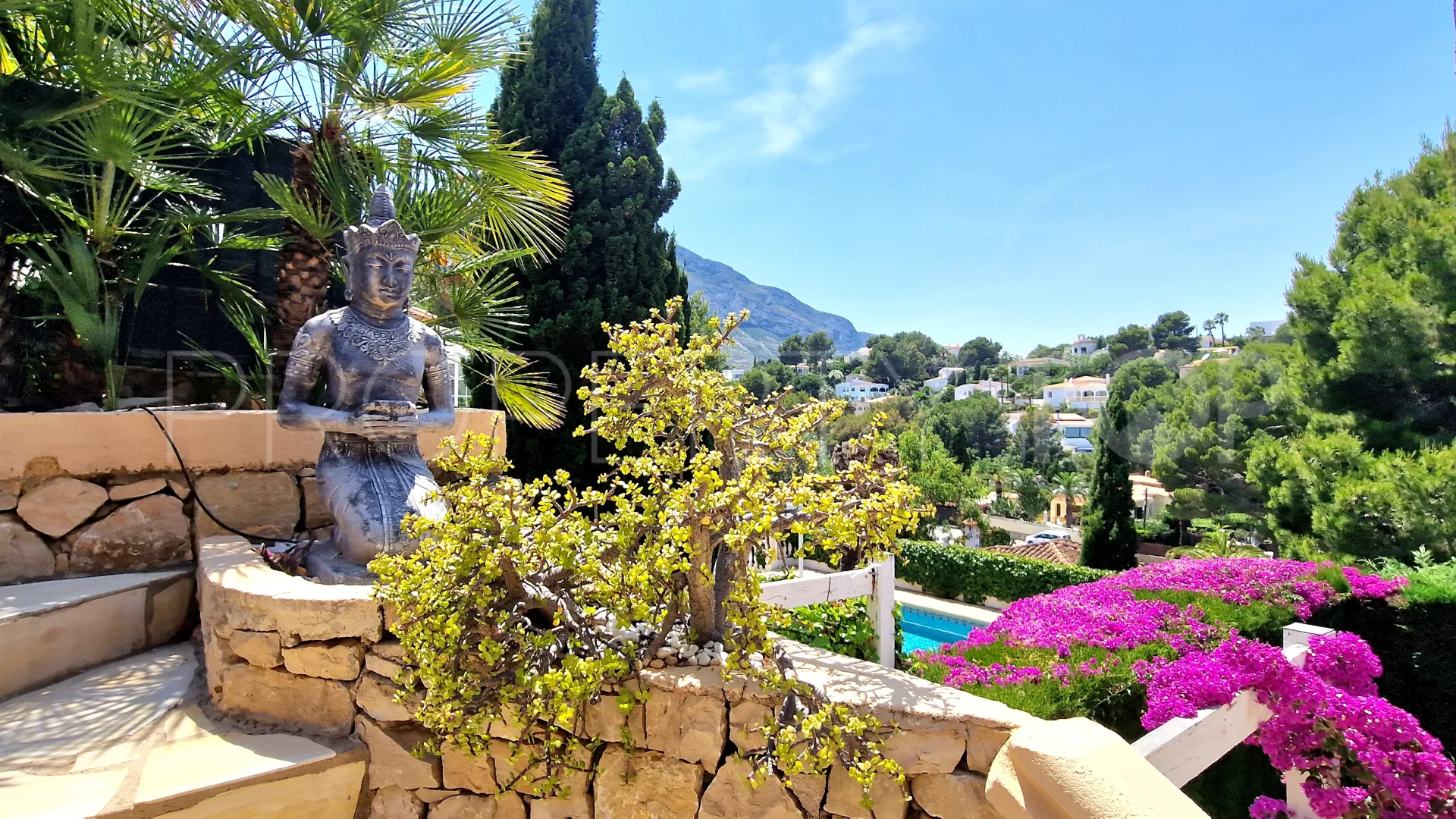 Comprar villa con 7 dormitorios en Denia
